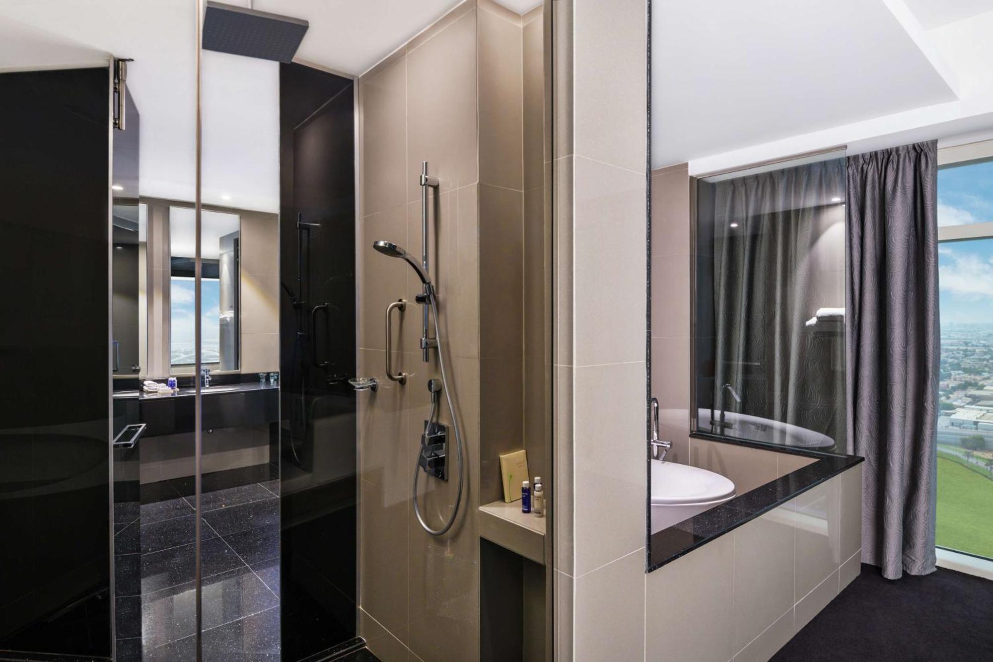 V Hotel Dubai, Curio Collection By Hilton Exterior foto Bathroom