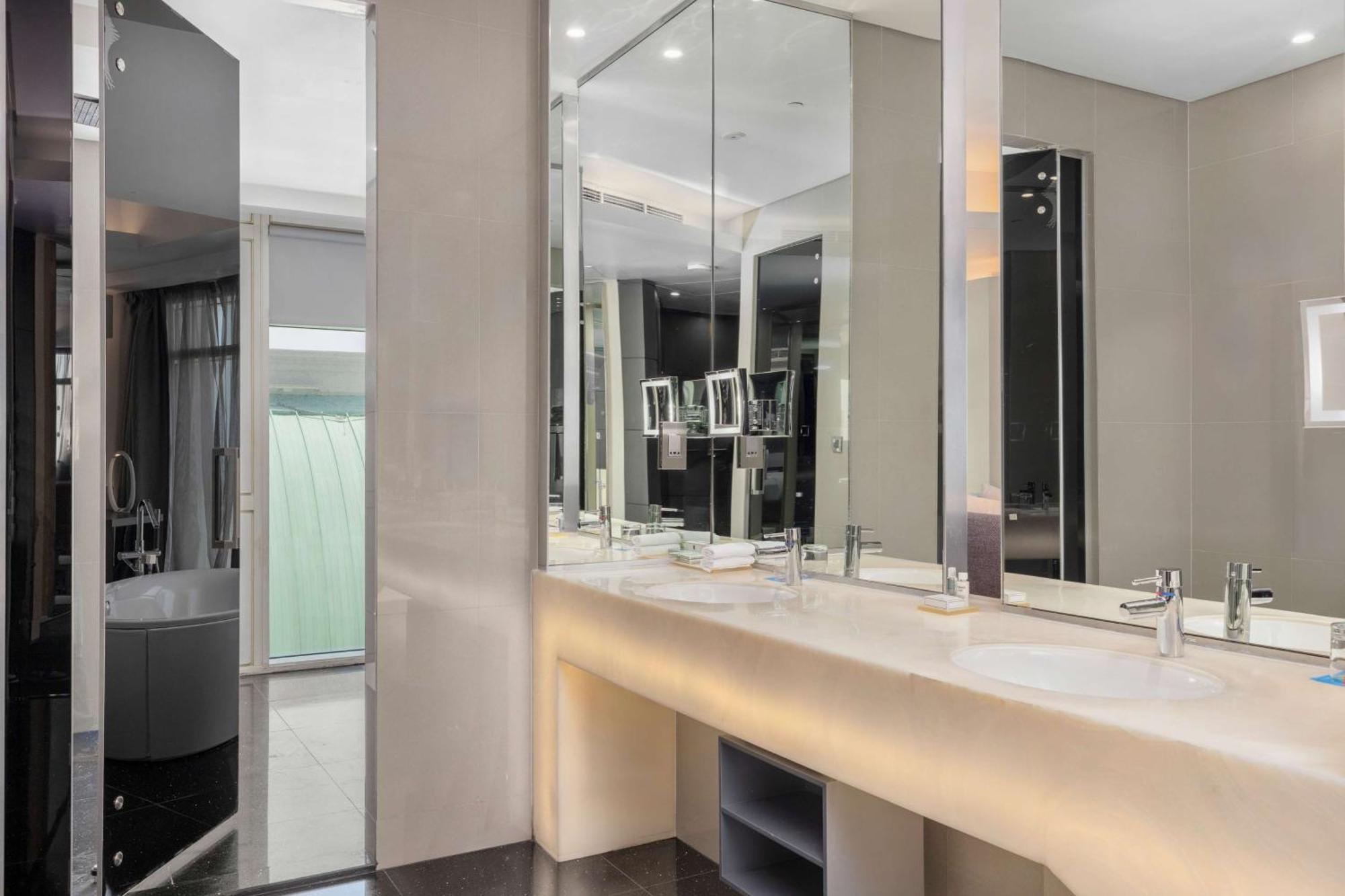 V Hotel Dubai, Curio Collection By Hilton Exterior foto